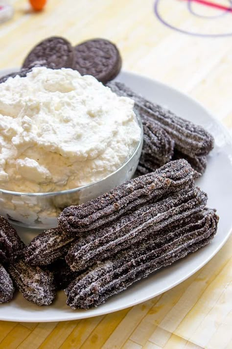 Oreo Churros Oreo Snacks, Churros Recipes, Best Churros Recipe, Oreo Churros, Chocolate Churros, Oreo Filling, Homemade Churros, Homemade Chocolate Bars, Churros Recipe