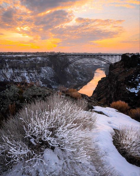 Sunset over Twin Falls Perrine Bridge Idaho Aesthetic, Idaho Adventure, Southern Idaho, Twin Falls Idaho, Craters Of The Moon, Idaho Travel, Idaho Springs, Vacation Goals, Twin Falls