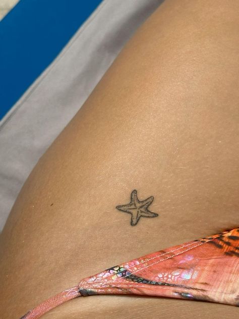 Starfish Ear Tattoo, Summer Tatoos Aesthetic, Starfish Behind Ear Tattoo, Fish Tatoos Woman, Starfish Tattoo Ideas, Mini Starfish Tattoo, Tiny Easy Tattoos, Hannah Montana Tattoo Ideas, Summer Camp Tattoo