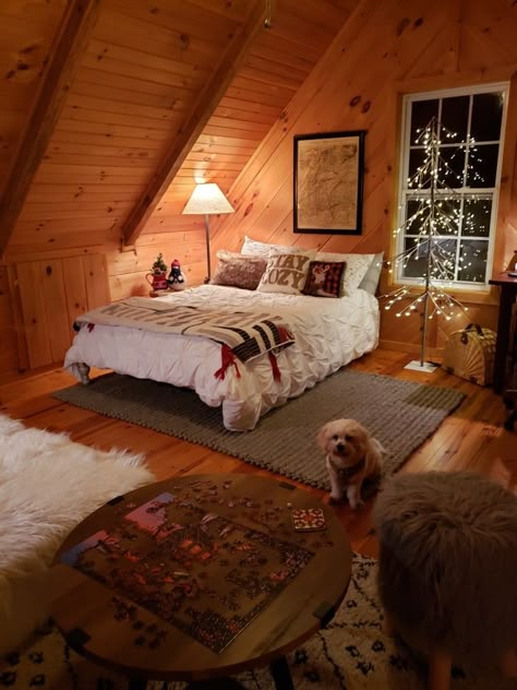 Cabin Room Ideas, Log Cabin Rooms, Rustic Cabin Christmas, Cozy Cabin Bedrooms, Log Cabin Bedrooms, Cabin Rooms, Cabin Bedrooms, Cabin Room, Cabin Loft