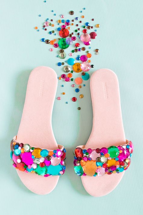 Make these Barbie-inspired, bedazzled DIY rhinestone slider sandals to add a bright pop of color to your wardrobe this summer and upcycle a pair of sandals! Shoe Makeover, Diy Sandals, Jeweled Heels, Rhinestone Crafts, Diy Shorts, Shoes Hack, Slider Sandals, Mason Jar Crafts Diy, Handmade Sandals