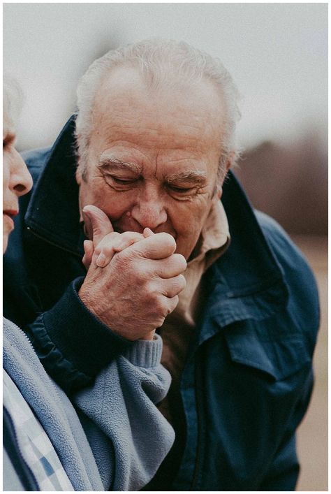 Older Couples Photoshoot Poses, Older Couple Photoshoot, Grandparent Photoshoot, Grandparents Photoshoot, Nana Photoshoot, Older Couple Wedding, Wedding Anniversary Photography, Old Couple Photography, Older Couple Poses