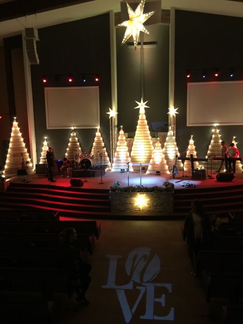 image15 Pallet Trees, Christmas Stage Decorations, Christmas Stage Design, Ideas Decoracion Navidad, Church Stage Design Ideas, Church Christmas Decorations, Christmas Stage, Stage Designs, Stage Design Ideas