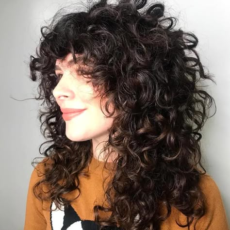 Curl Hair Colors Ideas, Curly Long Shag Haircut, Long Curly Hair Women, Corte Shaggy, Gel Curly Hair, Long Layered Curly Hair, Curly Shag, Deva Cut, Curly Shag Haircut