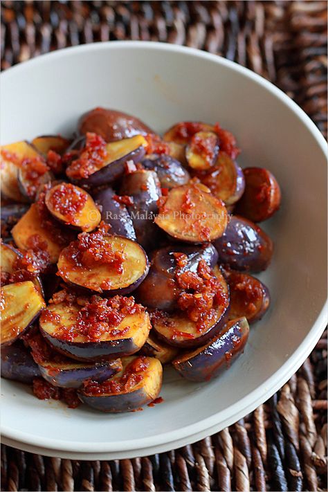 Sambal Eggplant (Aubergine/Brinjal) recipe - There are different types of eggplant–Chinese, Japanese, Korean, Thai, Italian, American, white eggplant, etc., and each variety is unique in its own sense. Regardless of its varieties and different names, eggplant is a superb ingredient that I have come to love a lot. #malaysian #eggplant Brinjal Recipe, Sambal Recipe, Masakan Malaysia, Malaysian Recipes, Malay Food, Malaysian Cuisine, Rasa Malaysia, Indonesian Recipes, Indonesian Cuisine