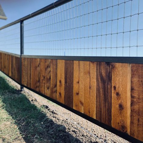 Ranch Fence Ideas Metal, Post And Rail Fence Gate, No Climb Fence Ideas, Pipe Fence Ideas, Cattle Panel Fence, Hog Wire Fence, Pipe Fence, Post And Rail Fence, Cow Barn