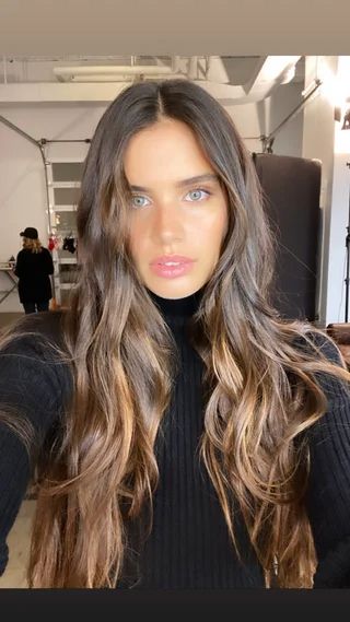 Pelo Color Vino, Naturally Pretty, Balayage Hair Dark, Brown Hair With Blonde Highlights, Estilo Hippie, Sara Sampaio, Good Hair Day, Dream Hair, Brunette Hair