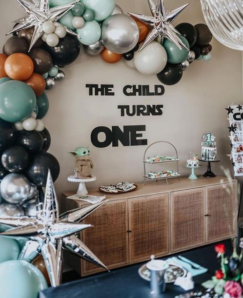 Modern Birch Co on Instagram: “The child turns ONE and this mom throws the most epic party! 🤩 A-mazing first birthday for your sweet little yoda @sa_anderson 🖤” Baby Yoda Party, Star Wars Theme Birthday, Star Wars Themed Birthday Party, Yoda Party, Sarah Anderson, Baby First Birthday Themes, Baby Birthday Decorations, One Year Birthday, Epic Party