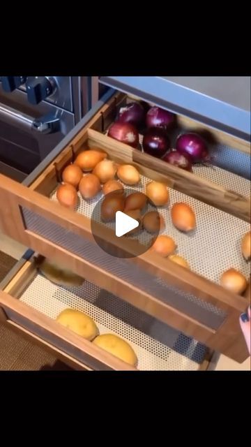 Jen Watson | Cleaning, Organizing, Home Tips & more. on Instagram: "This produce drawer turned out amazing!🙌🏽🤩 Keeps fruits and vegetables separated in drawers, and has adjustable dividers!🥔🍅🧅🤗  Who else would like one of these in their home?!😍 Credit to @flaviaorganiza  . . . . . . . . . . . . . . . . . . . . . . #organizing #professionalorganizer #drawerorganization #organized #organize #homeorganization #simplify #organised #organization #organizedhome #kitchenremodel #tidykitchen #kitchenrenovation #storage #kitchengoals #organizedlife #kitchen #storageideas #storagesolutions #diyprojects #organizer #organizar #cleanhome #kitchen #organizador #storagetips #organizingtips" Vegetable Draws In Kitchen, Produce Storage In Pantry, Kitchen Vegetable Storage Ideas Cabinets, Vegetables Drawer Kitchen, Countertop Fruit And Vegetable Storage, Kitchen Fruit Storage Ideas, Vegetable Drawers Kitchen, Kitchen Vegetable Storage Ideas, Fruit Storage Kitchen