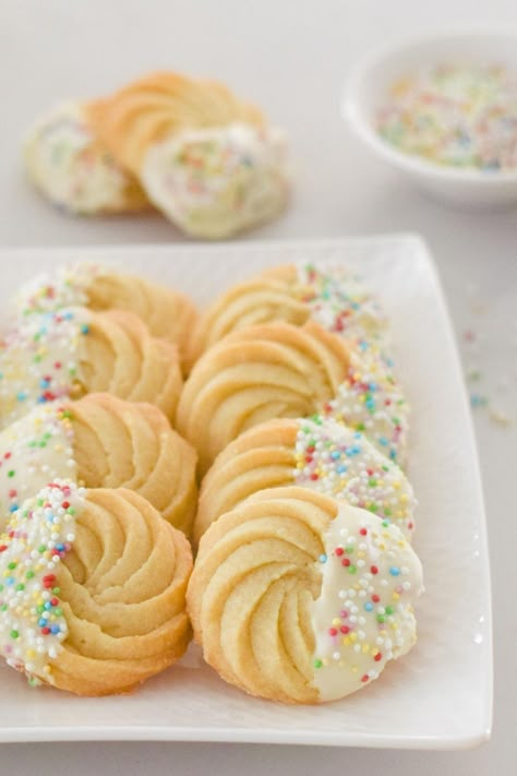 Crispy Sugar Cookie Recipe, Viennese Biscuits, 100 Cookies Recipe, Melting Moments Cookies, Danish Cookies, Baking Basket, Butter Cookies Easy, Cookie Recipes Decorating, Coconut Biscuits