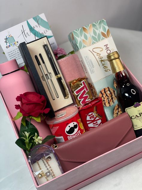 Ladies Gift Box Ideas, Gift Box Hamper Ideas, Female Gift Basket Ideas, Valentine Gift Package, Valentines Day Gift Basket Ideas, Ladies Gift Ideas, Valentines Day Gift Basket, Gift Box Business, Wedding Gift Hampers