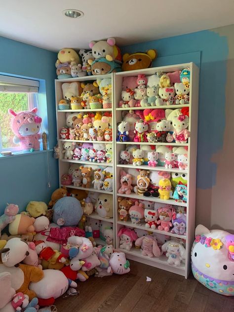 Stuffed Animal Collection Display, Stuffed Animal Display Ideas Adult, Plushie Organization Ideas, Sanrio Room Decor, Toy Collection Room, Stuffed Animal Displays, Plush Storage, Sanrio Room, Collection Room