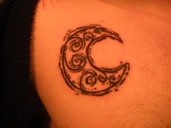 25 Half and Full Moon Tattoo Designs and Meanings Henna Moon, Half Moon Tattoo, Henne Tattoo, Spiral Tattoos, Small Moon Tattoos, Mandala Hand Tattoos, Full Moon Tattoo, Cute Henna Tattoos, Celestial Tattoo