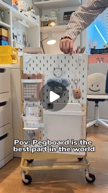 Craft Pegboard Organization, Cute Pegboard Ideas, Pegboard Hacks, Ikea Pegboard Ideas, Peg Board Organization, Hang Pegboard, Desk Organizer Ideas, Peg Board Ideas, Hobby Room Ideas