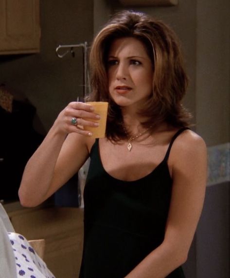 Rachel Friends Short Hair, Medium 90s Hair, Rachel Green Hair Season 1 And 2, Rachel From Friends Hair, Friends Hairstyles, Rachel Aesthetic, Rachel Cut, Rachel From Friends, Estilo Rachel Green