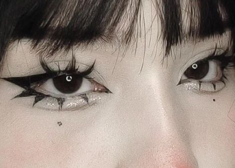 Light Goth Makeup Looks, Soft Black Eye Makeup, Hot Eyeliner Looks, Negative Canthal Tilt Eyes, Dramatic Eyeliner Looks, Emo Makeup Hooded Eyes, Soft Punk Makeup, Eyeshadow Looks No Eyeliner, Alternative Makeup Hooded Eyes