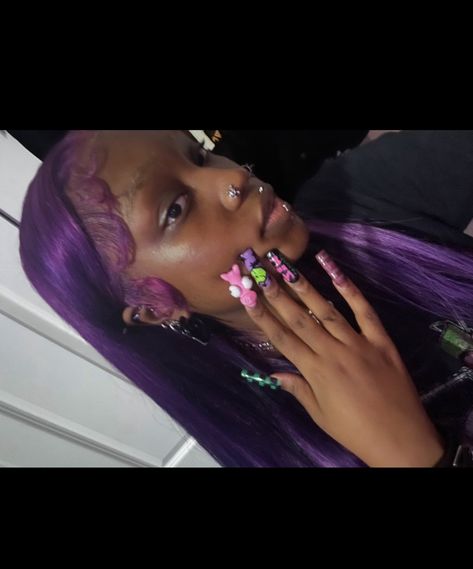 Light Purple Wigs For Black Women, Black And Purple Boho Braids, Dyed Braided Hairstyles, Violet Dyed Hair, Sew In Color Hair Ideas, Colored Wigs On Dark Skin Black Women, Color Roots Black Hair, Purple Quick Weave, Wig Dye Ideas