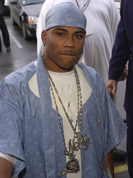 2000s Fashion Outfits Guys, B2k Aesthetic, Young Nelly Rapper, Nelly 2000s, Nelly Rapper 2000s, 2000s Rnb Fashion, Nelly 90s, 1990s Mens Fashion, 2000’s Outfit