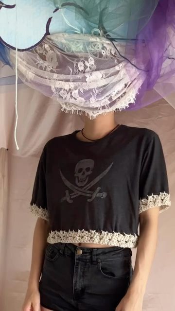 Fishnet Shirt Diy, Add Crochet To T Shirt, Crochet Applique On Clothes, T Shirt Applique Ideas, Crochet Sleeves On Tshirt, Crochet On Tshirt, Adding Crochet To Clothes, Old Tshirt Ideas Diy, Upcycle Tshirt Ideas