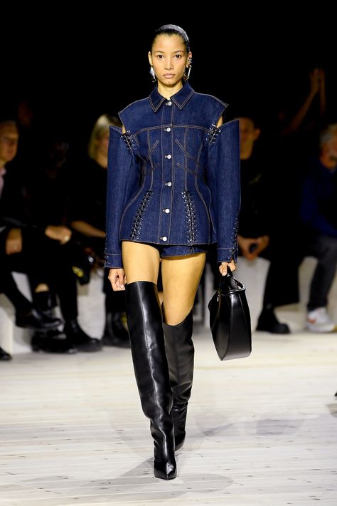 Denim Haute Couture Runway, Haute Couture Streetwear, Womens Runway Fashion, Alexander Mcqueen 2024 Collection, Runway Street Fashion, Denim Haute Couture, Alexander Mcqueen Tailoring, 2024 Runway Trends, Ss24 Fashion Runway