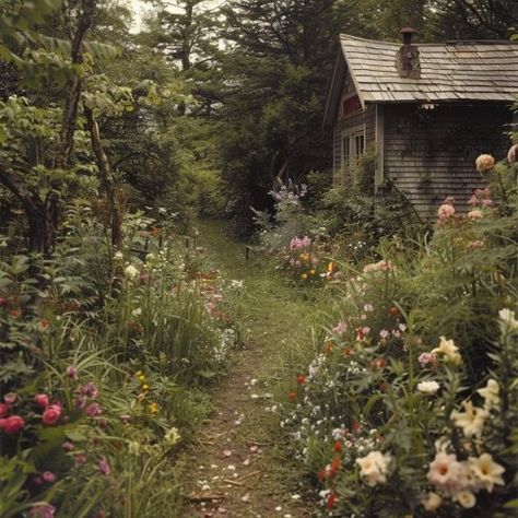 Dishfunctional Designs: Dreamy Cottage Gardens: Get The Look Landscape Ideas Forest, Mountain Home Garden, Garden Forest Design, Magical Cottage Garden, Garden In The Mountains, Wild Garden Aesthetic, Home And Garden Uk, Dark Cottagecore Garden, Vegetable Garden In The Woods