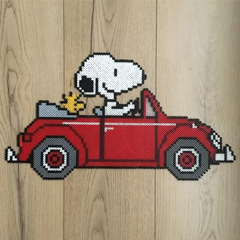 Snoopy Perler Bead Pattern, Snoopy Perler Beads, Snoopy Perler, Beaded Snoopy, Friendship Gifts Diy, Hama Art, Christmas Perler Beads, Hamma Beads Ideas, Red Cars