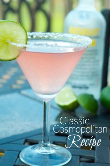 Cocktail Recipe: This classic cosmo recipe is about as perfect as they come. I’ve been making it for years. Make one, and you’ll think your hanging out with Carrie, Miranda and Charlotte in a chic restaurant in NYC! Classic Cosmopolitan Recipe, Bartender Game, Best Mojito Recipe, Glace Fruit, Cosmopolitan Recipe, Cosmo Recipe, Mojito Recipe, Pink Drink, Martini Recipes