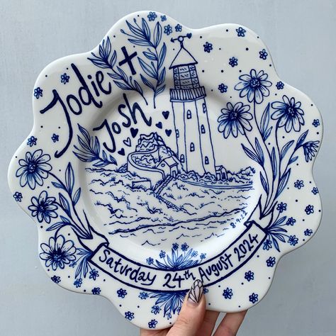 Custom Dinner Plates, Diy Porcelain Plate Art, Wedding Gift Pottery, Diy Ceramic Plate Painting, Porcelain Plate Painting, Wedding Plate Painting Ideas, Ceramic Painting Inspiration, Ceramic Dishes Handmade, Ring Dish Painting Ideas