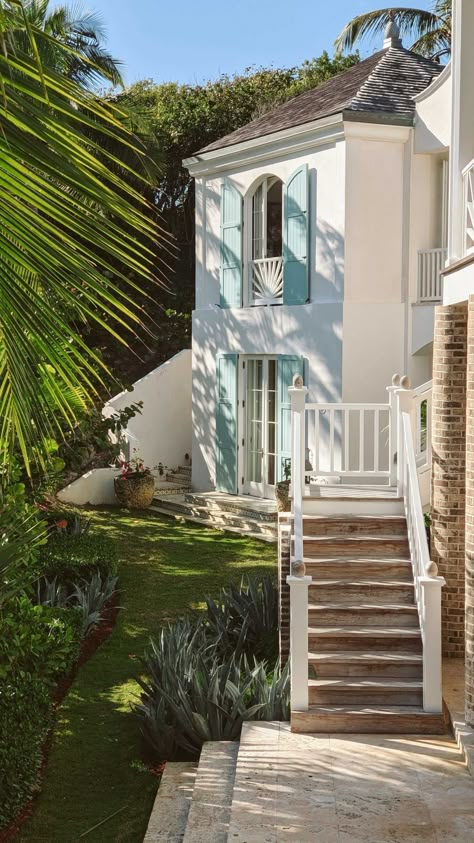 Harbour Island Bahamas Houses, Bahamas Interior Design, Bahamian Architecture, Island Home Exterior, Bahamas Beach House, Penelope Clearwater, Tropical Cabin, Bahamas Aesthetic, Bahamas House