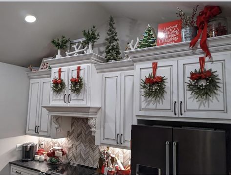 Above Cabinet Decor Kitchen Christmas, Christmas Cabinet Decorations, Cozy Christmas Kitchen, Christmas Sleigh Decorations, Christmas Kitchen Ideas, Christmas Kitchen Decor Ideas, Christmas Coffee Table Decor, Family Compound, Cozy Christmas Decor