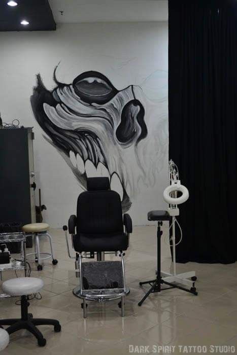 Tattoo Studio Interior Design Wall Art, Black Tattoo Studio, Tattoo Studio Inspiration, Tattoo Room Studio, Tattoo Studio Decoration Ideas, Tattoo Studio Decoration, Tattoo Station Ideas, Home Tattoo Studio, Tattoo Studio Aesthetic