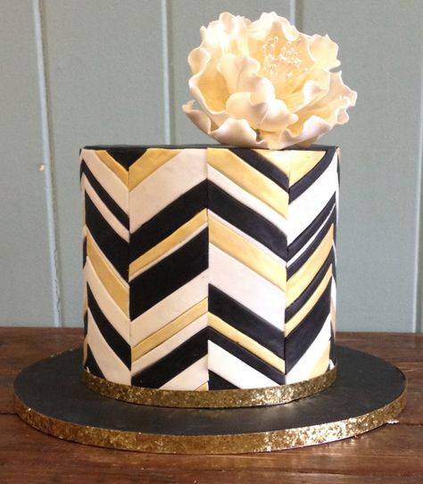 Jessica Harris Inspired gold chevron cake with white peony! www.madammacaron.com White And Brown Cake Design, Geometric Birthday Cake, Geometric Heart Cake, Geometric Cake Design, Clay Mugs Handmade Chevron, Abstract Cake, Gatsby Cake, Black And Gold Abstract, Chevron Cakes