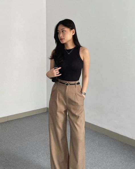 16 Amazing Beige Pants Outfit Ideas To Wear On Casual Days - The Wandering Girl White Top Khaki Pants Outfit, Wide Chino Pants Outfit, Jean Beige Outfit, Women Khaki Pants Outfit, Beige Pants Outfit Ideas, Style Beige Pants, Beige Jeans Outfit, French Inspired Outfits, Beige Pants Outfit