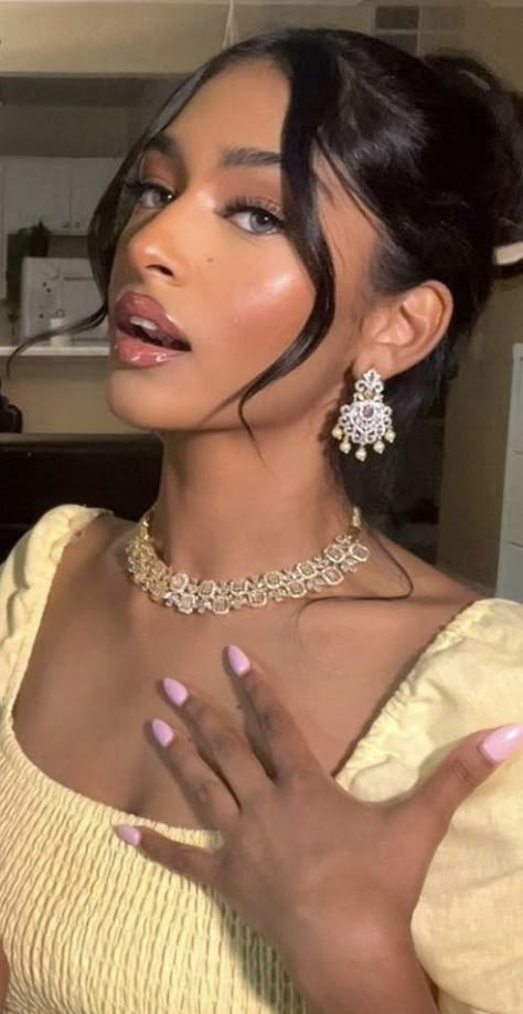 Simple Desi Wedding Makeup, Indian Wedding Makeup Simple, Makeup Eid Look, Indian Prom Makeup, Glam Makeup Indian Skin, Makeup Looks On Indian Skin, Natural Makeup On Indian Skin, Soft Glam Makeup Looks Indian, Natural Glam Makeup Indian Skin