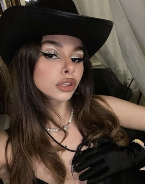 Western Style Makeup, Bad Bunny Makeup Look, Wild West Makeup, Cowgirl Halloween Makeup, Bad Bunny Concert Makeup, Rodeo Makeup Ideas, Country Girl Makeup, Nashville Makeup, Cowboy Makeup