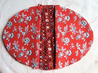 Comment faire une manique de cuisine. - Elkalin. Couture, broderie main et machine. Sewing Art, Sewing Room, Sewing Tutorials, Floral Tie, Pot Holders, Christmas Tree Skirt, Sewing Projects, Sewing Crafts, Thread