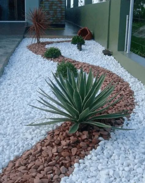 ▷ Más de 20 fotos de JARDINES CON PIEDRAS 🎍【 IDEAS para DECORAR JARDINES】 Ideas Para Decorar Jardines, Pebble Landscaping, Small Flower Gardens, Pebble Garden, Yard Garden Design, Side Yard Landscaping, Small Front Yard Landscaping, Tiered Garden, Small Front Yard