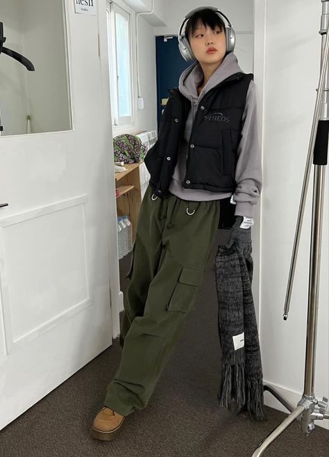 Baggy Vest Outfit, Cargo Vest Outfits For Women, Korea Fashion Winter, Korean Streetwear Fashion Women, Street Fashion Korea, Street Fashion Japan, Korea Street Fashion, Street Wear Korean, Streetwear Fashion Korean