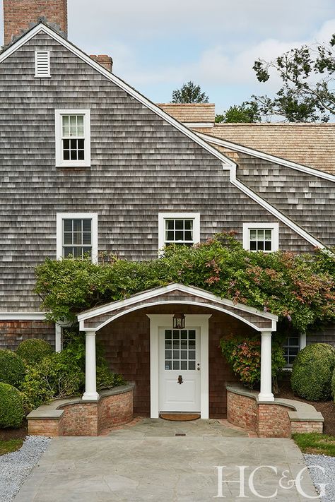 A Closer Look at the 2022 Hampton Designer Showhouse’s Coastal Moderne Kitchen - Cottages & Gardens Pearlescent Tiles, Hamptons Houses, Hamptons Farmhouse, Hamptons Cottage, Nantucket Cottage, Coastal Country, Built In Refrigerator, Coastal Modern, American House