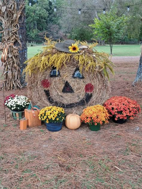 Round Hay Bales Fall Decor, Bale Art Ideas, Straw Bale Fall Decor Yard, Hay Bale Scarecrow, Bail Of Hay Decor Fall Front Porch, Driveway Fall Decor Ideas, Fall Farm Decor Outside, Fall Haybale Decorating Ideas, Spider Hay Bale