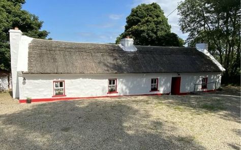 This 300-year-old traditional Irish cottage in Donegal is perfect for anyone eyeing a peaceful life in the Irish countryside. Traditional Irish Cottage Interiors, Old Irish Cottage Interiors, Old Irish Cottage, Traditional Irish Cottage, Irish Cottage Interiors, Ireland Cottage, Moving To Ireland, Bay County, Irish Style