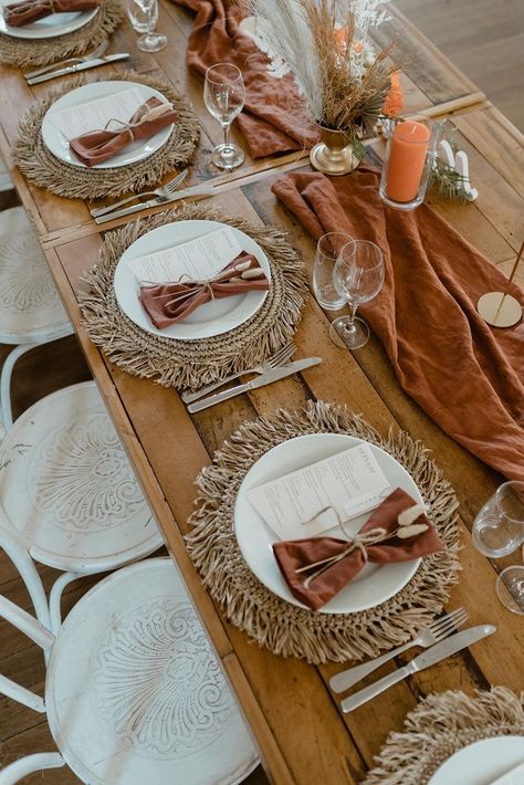 Wedding Styling Ideas, Fall Wedding Decor, Tafel Decor, Orange Table, Fall Table Runners, Wedding Plates, Chic Table, Wedding Place Settings, בר מצווה