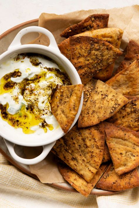 These crispy and fresh homemade pita chips are made in the air fryer! They require 4 ingredients and are ready in just 12 minutes. They're flavorful, vegan, customizable, and healthier than store-bought snack options - perfect for a quick appetizer or easy snack. No deep frying! Pita Crisps, Pita Chips Recipe, Pita Flatbread, Healthy Appetizers Recipes, Homemade Pita Chips, Store Bought Snack, Homemade Pita, Quick Appetizer, Homemade Spice Blends