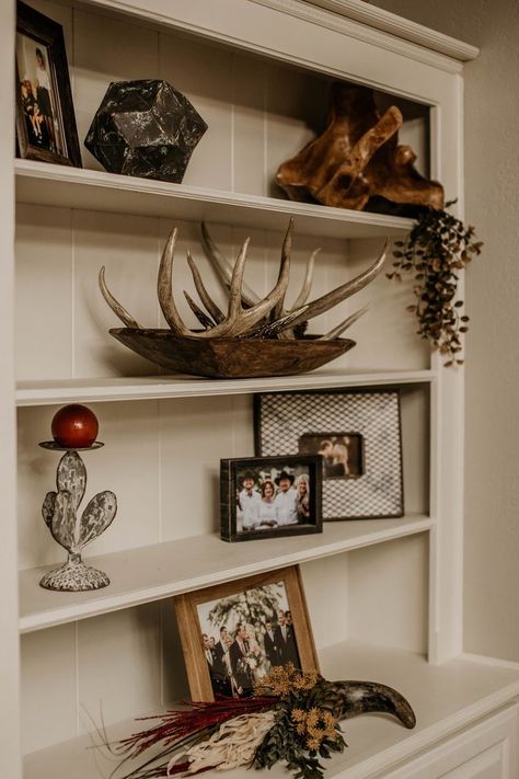 Country Shelf Decor, Creative Bedroom Decor, Western Living Room Decor, Western Farmhouse, Western Living Room, Ranch House Decor, Western Rooms, Farmhouse Home Decor Ideas, Western Bedroom Decor