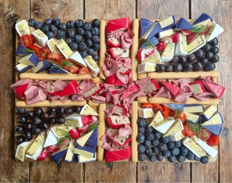 Queen Elizabeth Birthday Party Ideas, Union Jack Charcuterie Board, Best Of British Theme, Platinum Jubilee Party Ideas, British Charcuterie Board, British Themed Party Food, British Party Food, Coronation Cake Ideas, Coronation Food