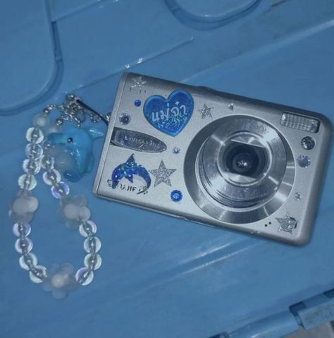 Blue Electronic Aesthetic, Blue Camera Aesthetic, Tv Show Ideas, 80s 90s Outfits, Aesthetic 00s, 1990s Aesthetic, Digi Camera, Blue Camera, Camera Decor