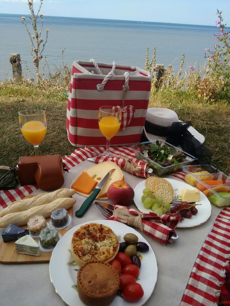 Loving the evening picnic!   Loving the evening picnic. Picnic Breakfast Ideas, Evening Picnic, Breakfast Picnic, Picnic Date Food, Romantic Picnic, Picnic Inspiration, Picnic Essentials, Date Recipes, Romantic Picnics