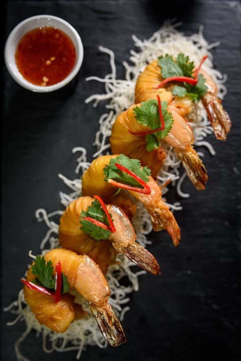 Tempura Prawns Plating, Shrimp Plating, Thai Restaurant Menu, Dynamite Shrimp, Tempura Prawns, Traditional Chinese Food, Indian Food Photography, Food Presentation Plates, Tea Party Sandwiches