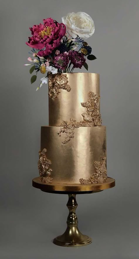 Need some inspiration for your cake design? Which style of cake should you choose? What should it taste like? The wedding cake style will... Wedding Cake Marble, Illusion Cakes, Rose Gold Wedding Cakes, Pretty Wedding Cakes, Cake With Flowers, Wedding Cake Pictures, Black Wedding Cakes, Marble Wedding, Gateaux Cake