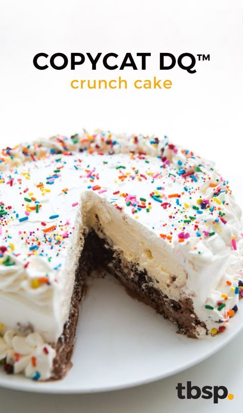 Copycat Dairy Queen, Dq Ice Cream Cake, Low Carb Cookie Dough, Dairy Queen Ice Cream, Diy Ice Cream Cake, Dairy Queen Ice Cream Cake, Kek Lapis, Ice Cream Cake Recipe, Crunch Cake